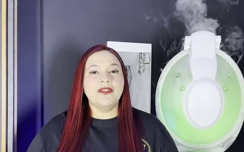 Way Prieto explicando el procedimiento en su estudio capilar.